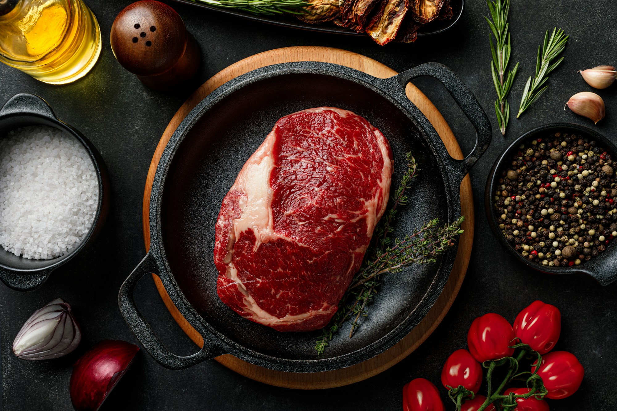 Mão polvilhando sal grosso sobre carne — imagem ilustrativa